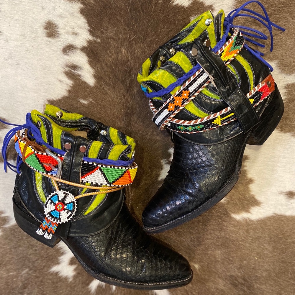 Southwestern Snakeskin Cowgirl ankle booties 9M